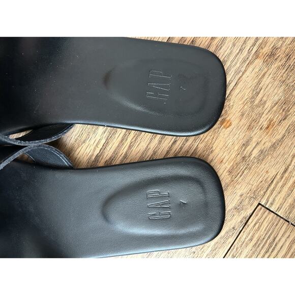 GAP Vegan Leather Black Flat Slide Sandals Size 7 Only Worn Once - Picture 6 of 8